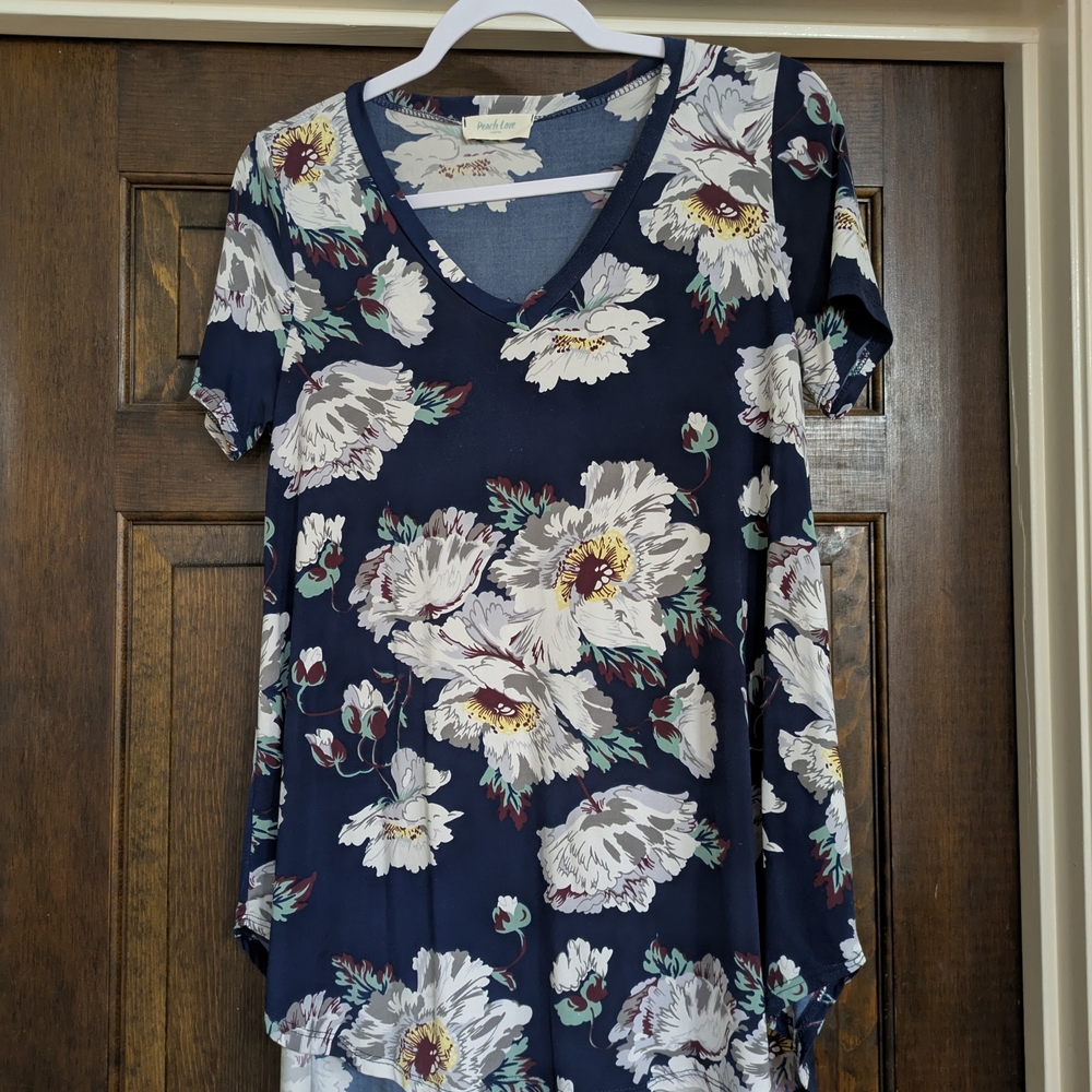 Peach Love California Navy Floral Short Sleeve Top